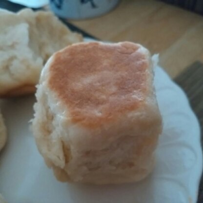 “炊飯器パン”初チャレンジしました。初心者でも簡単にでき、なによりふっくら出来あがり感動！私は強力粉300ｇ薄力粉100ｇにして、牛乳を160ｃｃにしてみました